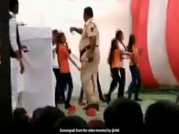 Republic Day के कार्यक्रम में डांस कर रही थीं स्कूल की लड़कियां, पुलिसवाले ने उड़ाए पैसे, देखें वीडियो Republic Day के कार्यक्रम में डांस कर रही थीं स्कूल की लड़कियां, पुलिसवाले ने उड़ाए पैसे, देखें वीडियो