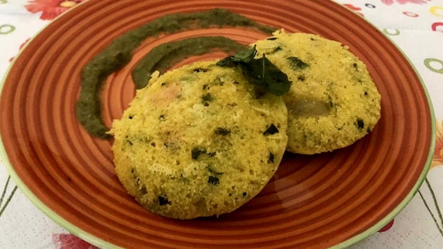 Moong dal idli is rich in proteins and can help in weight loss