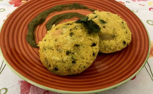 Moong dal idli is rich in proteins and can help in weight loss