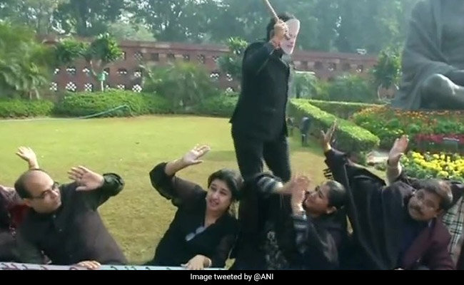 नागरिकता संशोधन बिल का विरोध : संसद में आज 'पीएम मोदी' ने TMC सांसदों पर बरसाई 'छड़ी'