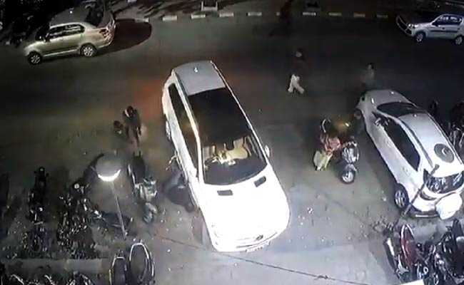 CCTV फुटेज: बिल्डर को गोलियों से सरेआम भून फरार हुए बदमाश, कुछ सेकेंड बाद आकर की तस्दीक, जिंदा मिलने पर फिर मारी गोली