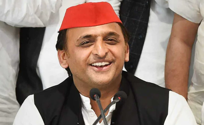 <i>"Vikas"</i> Is Asking Where is <i>"Ache Din"</i> Manifesto: Akhilesh Yadav To PM