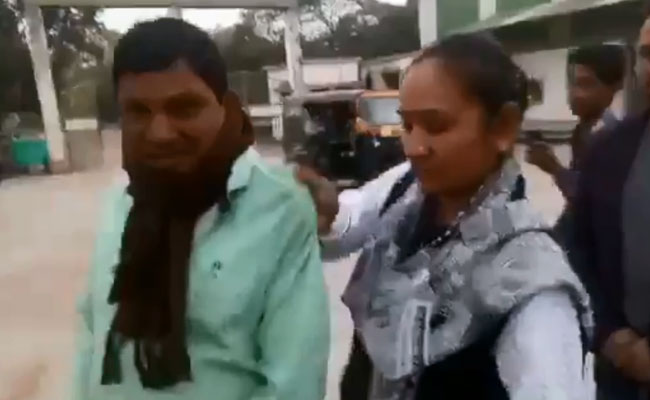 मध्य प्रदेश: सरकारी कर्मचारी को गाली और धक्के देते कैमरे में कैद हुईं MLA, कहा- हमें किसी का डर नहीं