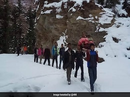 बर्फबारी बनी मुसीबत: बंद हुई सड़क तो 9 KM तक बुजुर्ग को कंधे पर लादकर पहुंचाया अस्पताल बर्फबारी बनी मुसीबत: बंद हुई सड़क तो 9 KM तक बुजुर्ग को कंधे पर लादकर पहुंचाया अस्पताल