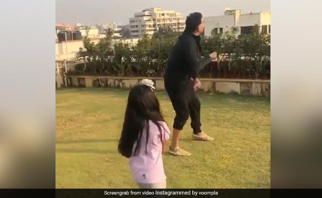 अक्षय कुमार बेटी नितारा को यूं सिखा रहे हैं पतंग उड़ाना, मिनटों में लाखों लोगों ने देखा Video