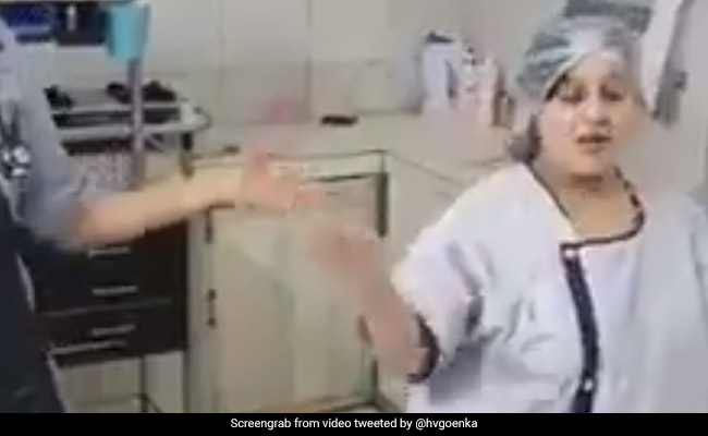 प्रेग्नेंट महिला ने डॉक्टर के साथ किया बिंदास डांस, अनुष्का शर्मा के गाने पर कुछ यूं झूमीं, देखें VIDEO