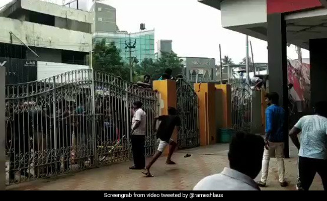 'विश्वासम' की एडवांस बुकिंग के लिए मच गया गदर, दीवार और गेट फांदकर पहुंचे फैन्स- देखें Video