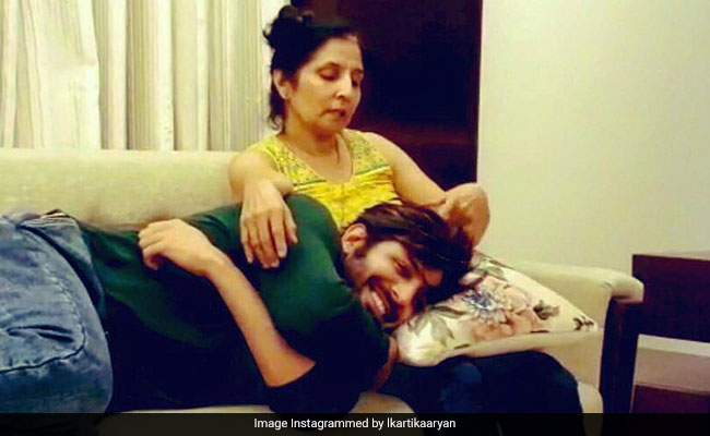 कार्तिक आर्यन ने मां की गोद में लेटकर कुछ यूं किया आराम, फैन्स ने कहा- 'मम्मी का लाडला बेटा...'