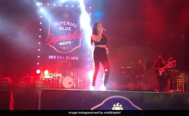 नेहा कक्कड़ ने 'तू चीज बड़ी है मस्त-मस्त' से स्टेज पर मचाया तहलका, वायरल Video में देखें उनका डांस