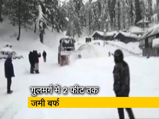 कड़ाके की सर्दी के बीच पहाड़ों में बिछी बर्फ़ की चादर