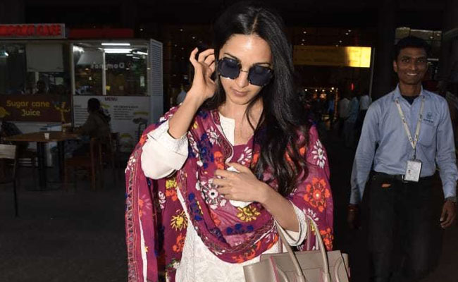 Like Kiara Advani, Spruce Up Your Solid Coloured Suit With A <i>Phulkari Dupatta</i>