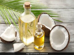 बेदाग और ग्लोइंग स्किन के लिए चेहरे पर इस तरह लगाएं नारियल तेल, झुर्रियां भी होंगी दूर बेदाग और ग्लोइंग स्किन के लिए चेहरे पर इस तरह लगाएं नारियल तेल, झुर्रियां भी होंगी दूर