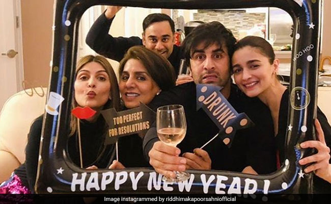आलिया भट्ट ने रणबीर कपूर के परिवार संग मनाया नए साल का जश्न, फोटो हुई वायरल