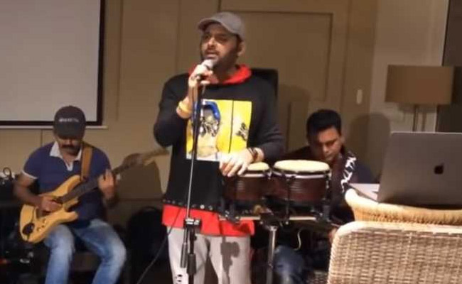 कपिल शर्मा बन गए सिंगर, इमोशनल अंदाज में गाया- दो लफ्जों की है दिल की कहानी...देखें Video