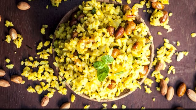Idli sambhar, upma and poha are a few Indian foods that are weight loss friendly
