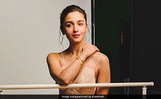 Alia Bhatt Had A Special Visitor On The Sets Of <i>Kalank</i>