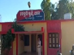 ओड़िसा में एक शख्स ने बीच सड़क पर पत्नी को आग लगाई, महिला गंभीर ओड़िसा में एक शख्स ने बीच सड़क पर पत्नी को आग लगाई, महिला गंभीर