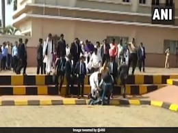 सीढ़ियों से फिसलकर गिरा फोटोग्राफर तो राहुल गांधी ने हाथ पकड़कर उठाया, देखें Video सीढ़ियों से फिसलकर गिरा फोटोग्राफर तो राहुल गांधी ने हाथ पकड़कर उठाया, देखें Video