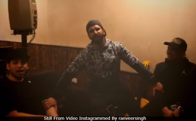 <i>Gully Boy</i>: Meet Ranveer Singh <i>Ke 'Do Anmol Ratan'</i>. Oh, He's Hilarious