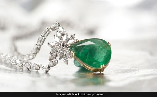 8 Statement Necklaces Under Rs 800 To Style Up Your Outfits