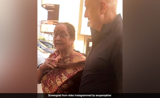 Video: अनुपम खेर की मॉम ने अनिल कपूर पर किया ऐसा कमेंट, सोशल मीडिया पर मच गया हंगामा