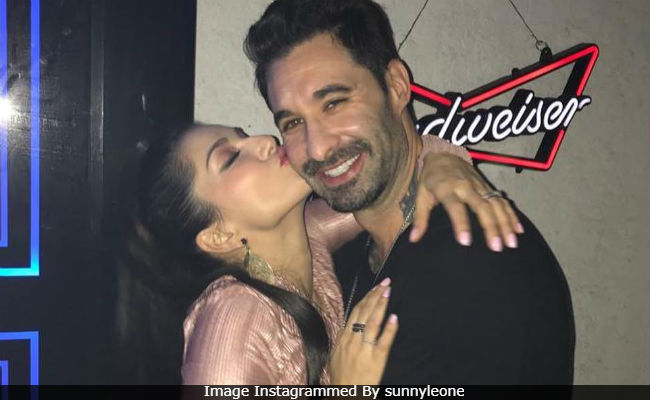 Sunny Leone And Husband Daniel Weber Dance To <i>Simmba</i>'s <i>Aankh Marey</i> In Viral Video