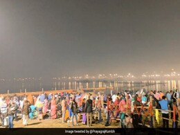 कुंभ में पौष पूर्णिमा पर हजारों लोगों ने संगम में किया स्नान, देखें तस्वीरें कुंभ में पौष पूर्णिमा पर हजारों लोगों ने संगम में किया स्नान, देखें तस्वीरें