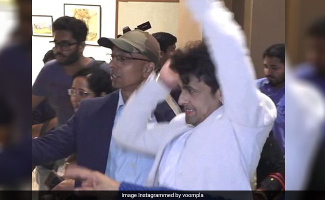 सोनू निगम के कंधे पर हाथ रखकर सेल्फी ले रहा था फैन, सिंगर ने मरोड़ा उसका हाथ और...देखें Video