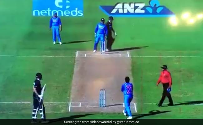 IND vs NZ: एमएस धोनी ने कहा- 'आंख बंद करके रोकेगा गेंद...' फिर कुलदीप ने किया ऐसा, देखें VIDEO