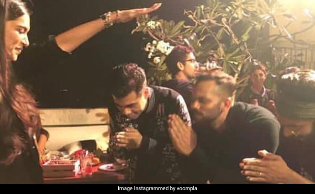 दीपिका पादुकोण के आगे रोहित शेट्टी, रणवीर सिंह और करण जौहर ने जोड़े हाथ, Video में देखें क्या है वजह...