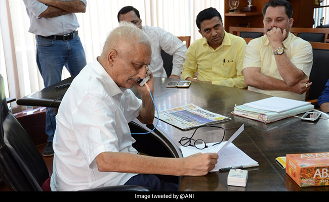 Manohar Parrikar Meets Ministers, Officials At Goa Secretariat