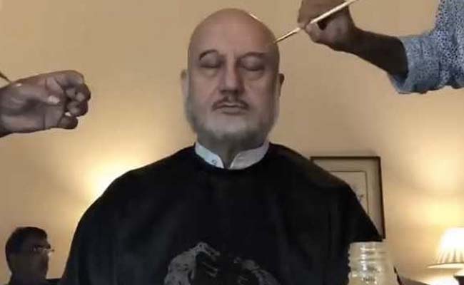 The Accidental Prime Minister: अनुपम खेर से मनमोहन सिंह बनने में लगते थे 2 घंटे, Video देखकर खुली रह जाएंगी आंखें