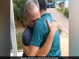 बेटे ने नए साल पर दिया ऐसा तोहफा, गले लग फूट-फूट कर रोने लगे पिता, देखें ये Emotional कर देने वाला Video बेटे ने नए साल पर दिया ऐसा तोहफा, गले लग फूट-फूट कर रोने लगे पिता, देखें ये Emotional कर देने वाला Video