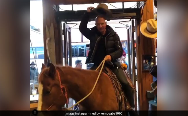 Amazon CEO ने Cowboy स्टाइल में रेस्ट्रो में मारी एंट्री, New Year पर VIDEO में दिखा जबरदस्त अंदाज़