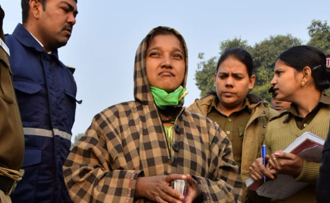 Mentally Unstable Woman Shouts "Pakistan Zindabad" At India Gate