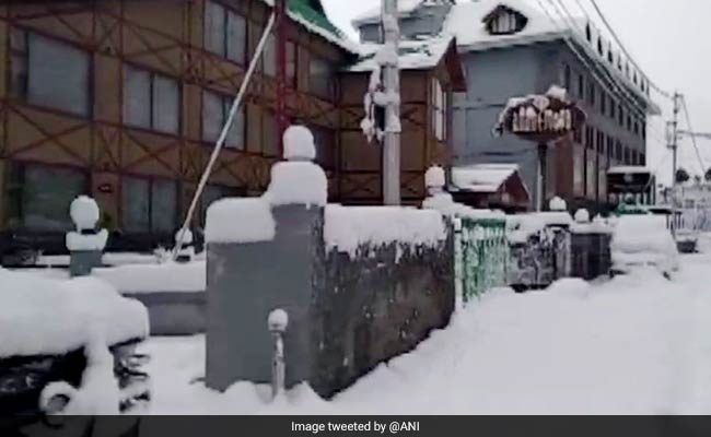 Snowfall Hampers Road Links In Himachal Pradesh; Hundreds Stranded