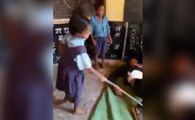 शराब पीकर स्कूल पहुंचा टीचर, इंस्पेक्शन पर पहुंचे अधिकारी तो फर्श पर ले रहा था नींद, छात्रों ने छड़ी से की पिटाई, देखें VIDEO