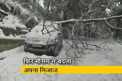 जम्मू-कश्मरी: राजौरी में हुई जमकर बर्फबारी जम्मू-कश्मरी: राजौरी में हुई जमकर बर्फबारी