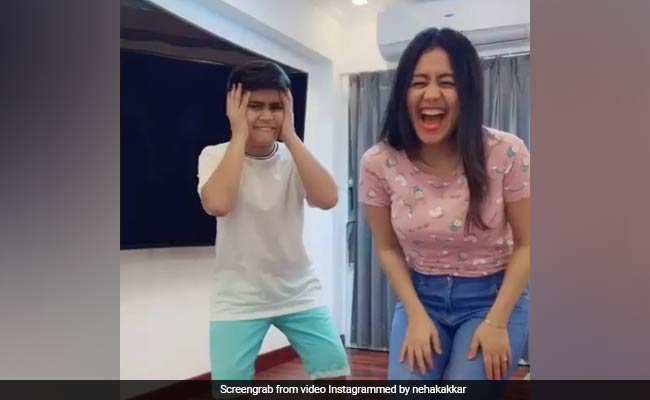 नेहा कक्कड़ ने 'आंख मारे' पर बिखेरा अपनी अदाओं का जादू, वायरल Video में लगाया डांस और कॉमेडी का तड़का