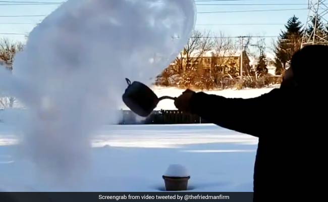 हवा में उछाला खौलता हुआ पानी, यूं चुटकी में बन गया बर्फ, बार-बार देखे जा रहे हैं ये VIRAL VIDEOS