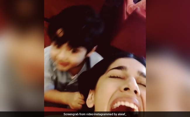 आलिया ने बच्चे के साथ की मस्ती तो बाल पकड़कर यूं खींचा, Video हुआ वायरल
