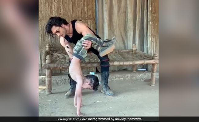 बॉलीवुड के इस एक्टर ने बच्चे को झट से सिखा दिया स्टंट, कुछ ही सेकेंड में दिखाया ये करतब- देखें Video