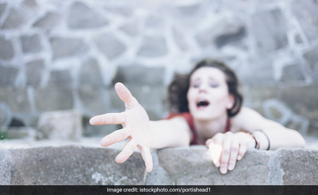 Here is how you can avoid getting hurt in case of fear of falling