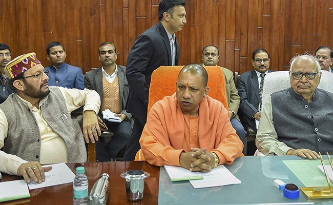 उत्तर प्रदेश : जारी है तबादलों के खेल में गाज गिरने का सिलसिला, अब स्वास्थ्य विभाग के 3 बड़े अधिकारी सस्पेंड