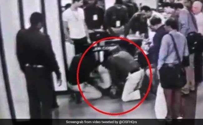 वाराणसी एयरपोर्ट पर यात्री को आ गया हार्ट अटैक, भागता हुआ आया ये शख्स और... देखें VIDEO