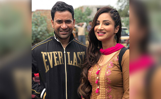 निरहुआ संग भोजपुरी में जबरदस्त एंट्री लेने जा रही पंजाबी एक्ट्रेस, 'आये हम बाराती...' की Pics हुई वायरल