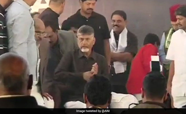 दिल्‍ली : आंध्र प्रदेश के मुख्‍यमंत्री व टीडीपी प्रमुख एन चंद्रबाबू नायडू ने तोड़ा उपवास