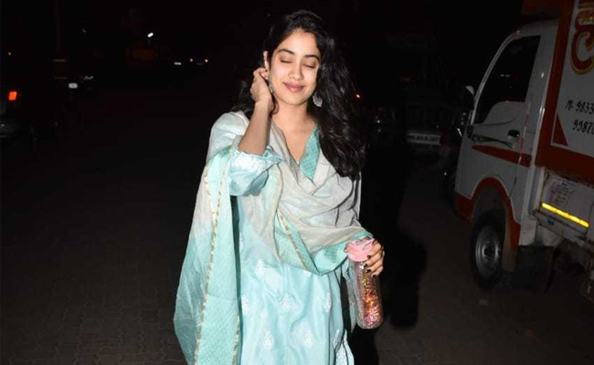 6 <i>Dupattas</i> To Get Janhvi Kapoor's Elegant And Simple Look