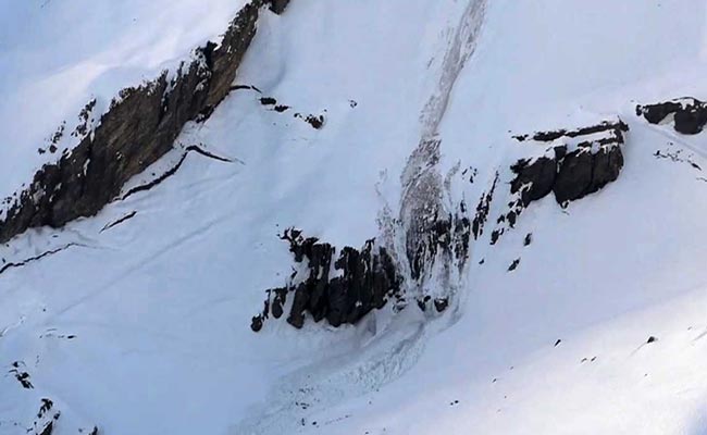 Skiers Feared Buried In Avalanche At Swiss Resort