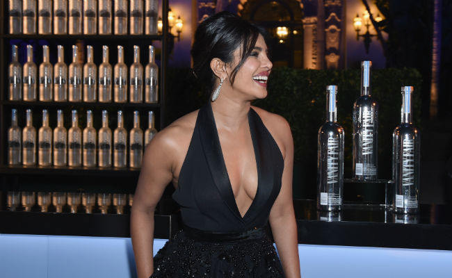 Inside The Vanity Fair Oscar Party: Some Stars Let Their Hair Down, Priyanka Chopra Put Her Feet Up